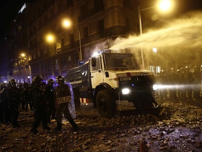 Los Mossos usaron por primera vez desde 1994 su camión cisterna para disolver la protesta de plaza Urquinaona en 2019.