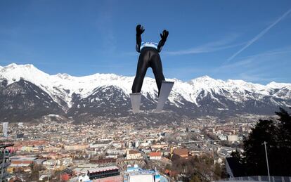 El noruego Magnus Krog vuela por los aires durante una sesión de entrenamiento para el Campeonato del Mundo de Esquí Nórdico FIS, en Innsbruck (Austria).