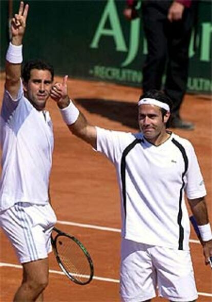 Corretja y Costa celebran uno de los puntos.