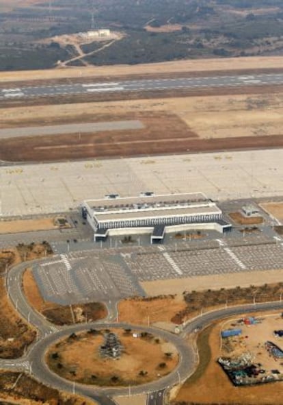 El aeropuerto de Castell&oacute;n fotografiado el 13 de enero de 2012, vac&iacute;o casi diez meses despu&eacute;s de su inauguraci&oacute;n. En la rotonda de acceso se aprecia la estatua que corona el proyecto