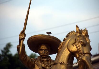 Estatua del General Emiliano Zapata en la entrada de la ex hacienda de Chinameca, sitio donde fue asesinado