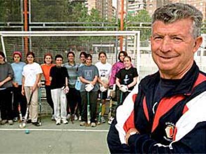 Pedro Tapia Fernández, el pasado jueves, junto al equipo de hockey femenino San Pablo Valdeluz.