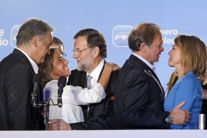 Mariano Rajoy recibe la felicitación de Ana Mato junto a González Pons, Cospedal y García Escudero en el balcón de Génova.