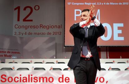 Tom&aacute;s G&oacute;mez applauds at the end of the Madrid Socialist Party congress at the weekend.