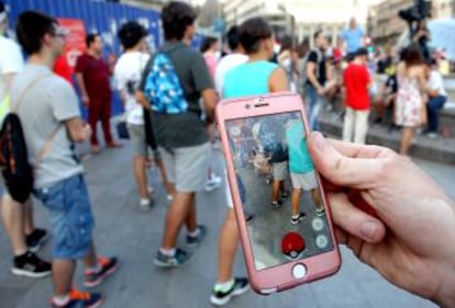 Un 'entrenador' a punto de cazar un pokémon en la quedada de Sol.