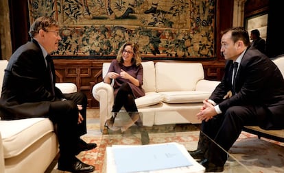 El presidente Ximo Puig (izquierda), con el director del Instituto Valenciano de Finanzas, Manuel Illueca, y la secretaria de Vivienda, Helena Beunza.