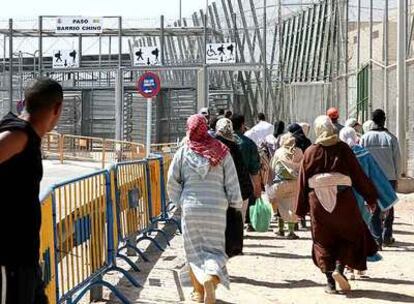 Mujeres marroquíes dirigiéndose ayer hacia Melilla a través de la frontera de Barrio Chino.