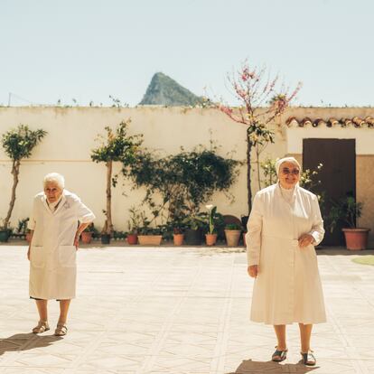 Alberta Ortiz Morier (izquierda) y Magdalena Hernansanz, hermanas del Hogar Marillac, en La Línea, dedicado desde hace tres décadas a enfermos terminales de VIH.