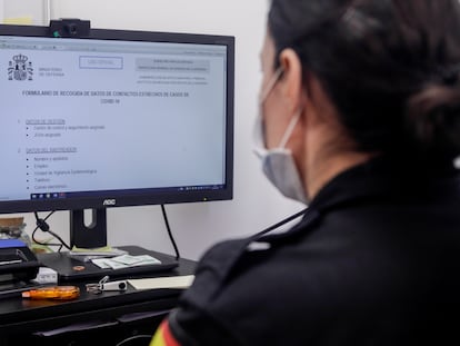 Una rastreadora del Ejército de Tierra rellena un formulario de contactos de covid-19 en la base aérea de Torrejón de Ardoz (Madrid), el pasado 1 de septiembre.