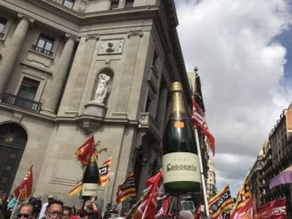 Els treballadors de Codorníu, afectats per un ERO, molt actius durant la manifestació.