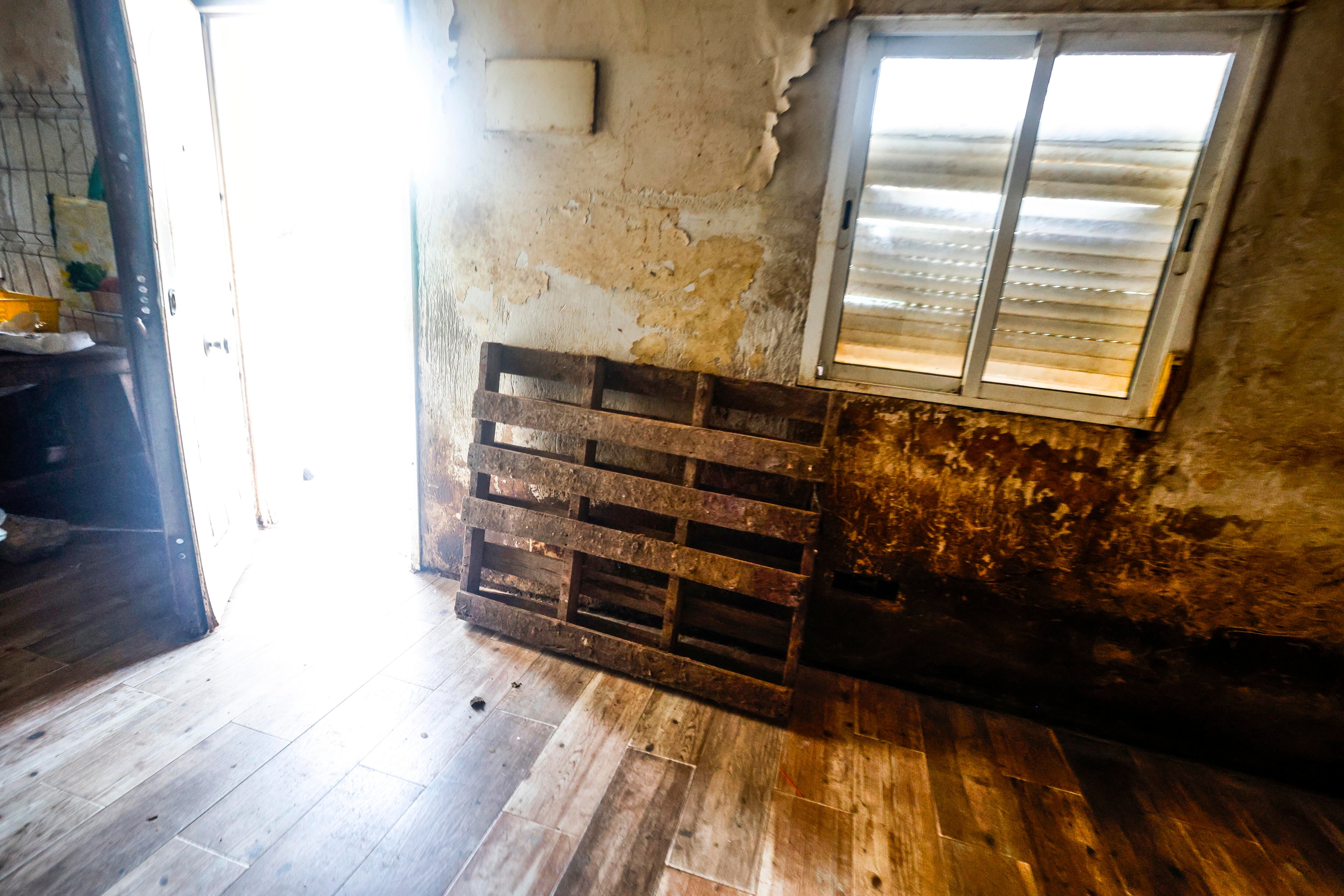 El palé de madera donde María Ángeles Porto dormía.