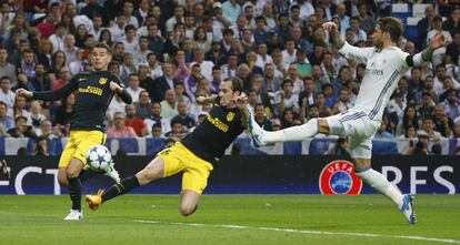 Lucas Hernández y Diego Godín del Atlético de Madrid en acción con Sergio Ramos del Real Madrid.