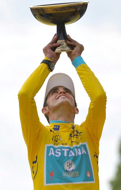 Contador celebra en el podio la consecución de su tercer Tour de Francia