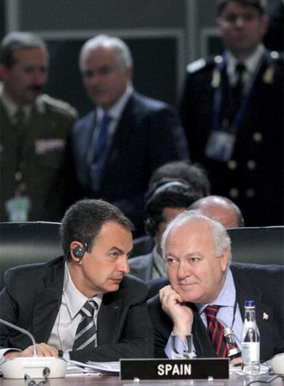 Zapatero, junto a Miguel Ángel Moratinos, en la cumbre de la OTAN en Bucarest.