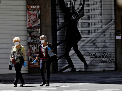 Dos mujeres caminan por una céntrica calle de Valencia, este miércoles.