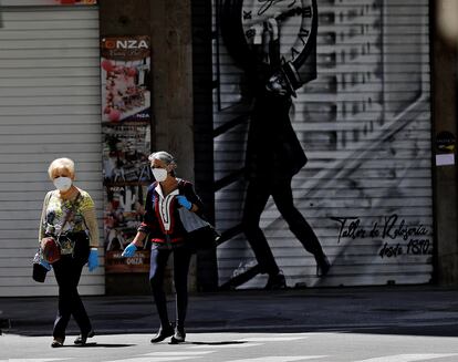 Dos mujeres caminan por una céntrica calle de Valencia, este miércoles.