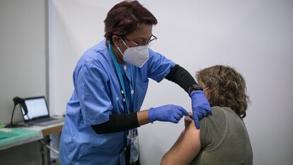 Una sanitaria pone una vacuna en la Farga de L'Hospitalet, el pasado mes de mayo.