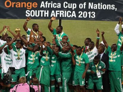 Los jugadores nigerianos celebran la victoria en la Copa África