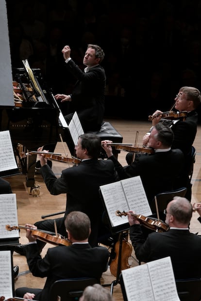 Bertrand Chamayou, artífice fundamental de la extraordinaria versión de la 'Sinfonía Turangalîla' escuchada en Lucerna. A la derecha, con gafas, el concertino de la Filarmónica de Viena, Volkhard Steude.
