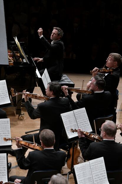 Bertrand Chamayou, artífice fundamental de la extraordinaria versión de la 'Sinfonía Turangalîla' escuchada en Lucerna. A la derecha, con gafas, el concertino de la Filarmónica de Viena, Volkhard Steude.