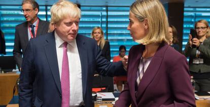 La alta representante, Federica Mogherini, habla con el ministro brit&aacute;nico de Exteriores, Boris Johnson.