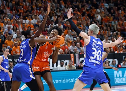 Imagen del duelo entre el Valencia Basket y el Perfumerías Avenida.