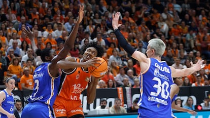 Imagen del duelo entre el Valencia Basket y el Perfumerías Avenida.