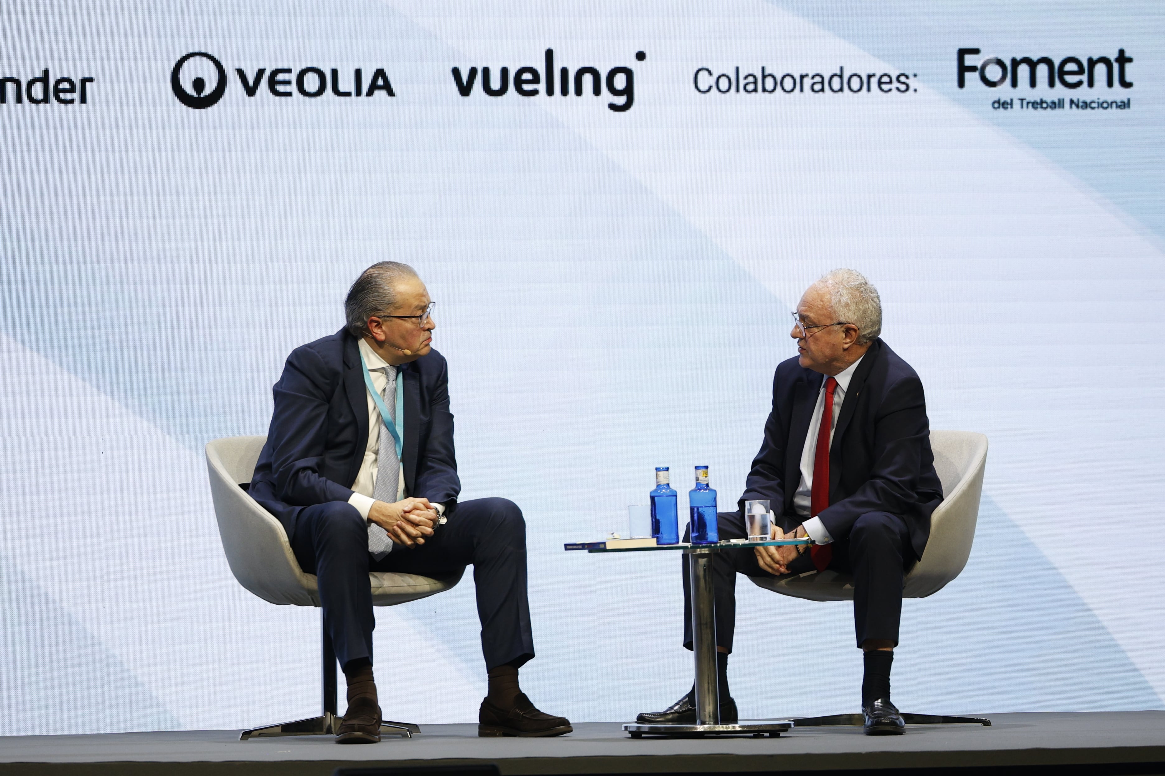 Fernando Carrillo Flórez, vicepresidente de PRISA, y Mario Lubetkin, ministro de Relaciones Exteriores de Uruguay, este lunes en Barcelona.