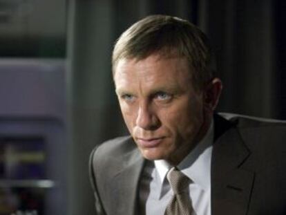 Daniel Craig en el personaje de James Bond, con un 'dry martini'.