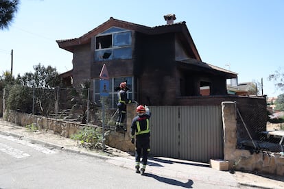 Bomberos de la Comunidad de Madrid aseguran una casa incendiada en la urbanización de Calypo Fado, en Casarrubios de los Montes. 