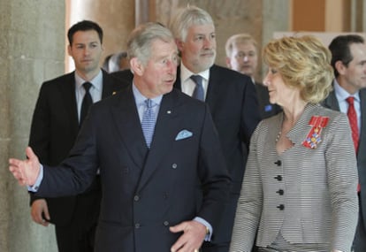 La presidenta de la Comunidad de Madrid, Esperanza Aguirre, recibe al príncipe de Gales en la sede de la Comunidad de Madrid.