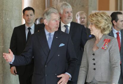 La presidenta de la Comunidad de Madrid, Esperanza Aguirre, recibe al príncipe de Gales en la sede de la Comunidad de Madrid.