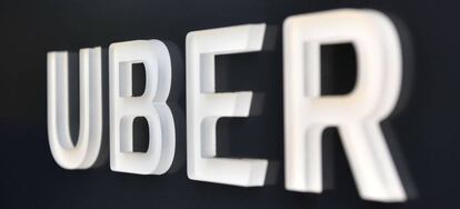 Logotipo de Uber en su sede de San Francisco, California.