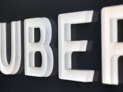 Logotipo de Uber en su sede de San Francisco, California.