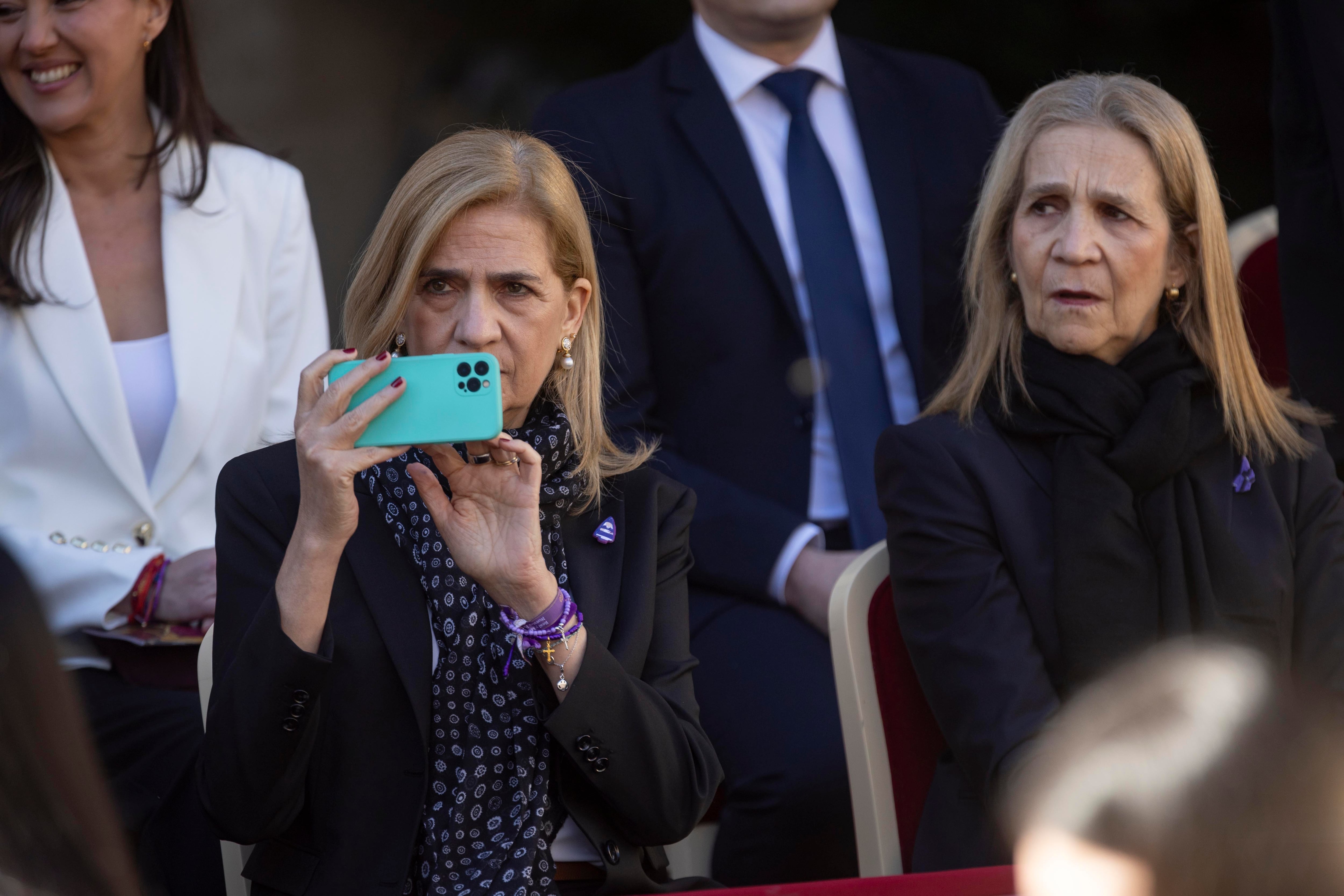 The images of Queen Sofía with her daughters during Holy Week in Cartagena and Murcia