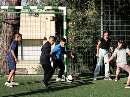 Un grupo de niños y niñas de Neve Shalom juega el fútbol en la escuela primaria de esta localidad, donde judíos y árabes israelíes han elegido vivir juntos.