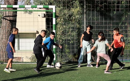Niños y niñas juegan al fútbol en Neve Shalom, también conocida como Wāħat as-Salām, el 5 de diciembre.