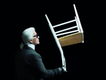 Equilibrio de Lagerfeld con la silla Superleggera de Gio Ponti.