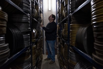 Peña, en una de las plantas de su archivo en Buenos Aires.