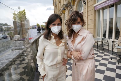 Elena Anaya (izquierda) y Gina Gershon posan en el hotel María Cristina de San Sebastián.