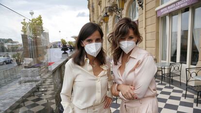 Elena Anaya (izquierda) y Gina Gershon posan en el hotel María Cristina de San Sebastián.