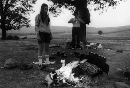Graciela y Diego durante un asado en la pradera (Valsaín, 1982).