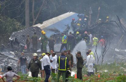 Los equipos de emergencia inspeccionan el lugar de la catástrofe el 18 de mayo