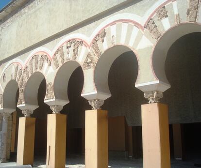 Fachada y puerta de acceso del Salón Rico de Medina Azahara.