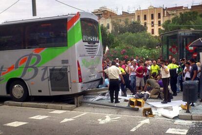 Solo el mobiliario urbano ha podido detener al autobús, después de que este sufriera un fallo en sus frenos.