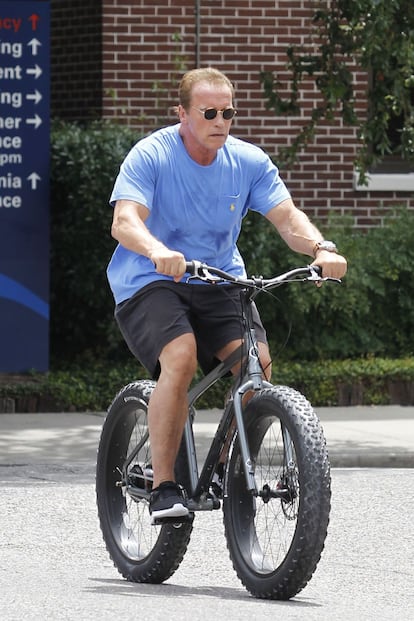 Arnold Schwarzenegger, subido a una bicicleta a su medida por las calles de Nueva Orleans (Luisiana), a finales de junio.