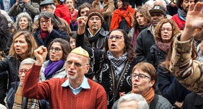 Manifestantes protestan contra la violencia de la Policía Militar delante de la Catedral Metropolitana.