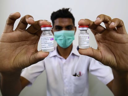 Un sanitario muestra viales de la vacuna de AstraZeneca contra la covid-19 durante la segunda fase de la campaña de vacunación en Pakistán, el 12 de mayo de 2021, tras la recepción del primer envío días antes a través de la plataforma Covax.