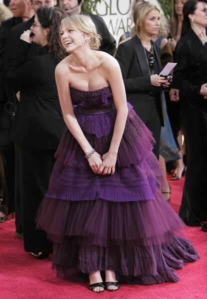 Preciosa apareció Michelle Williams en 2006 gracias a un Givenchy de volantes en tonos berenjena.