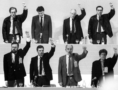 Felipe González permanece cabizbajo en la inauguración del 31º Congreso del PSOE, mientras José María Benegas, Ramón Rubial, Alfonso Guerra y Eduardo Martín Toval, entre otros dirigentes, entonan 'La Internacional' puño en alto.